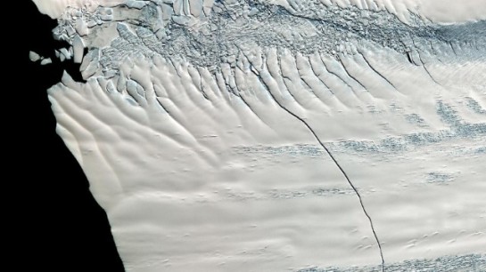 Pine Island Crack--Image courtesy of NASA/GSFC/METI/ERSDAC/JAROS, and U.S./Japan ASTER Science Team